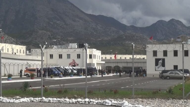 Falsifikuan raportin për sherrin në burg, pezullohen 3 zyrtarët më të lartë të burgut të Reçit