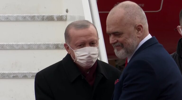 Rama dhe Erdogan në Laç, u dorëzojnë familjeve çelësat e banesave të ndërtuara nga qeveria turke (VIDEO)
