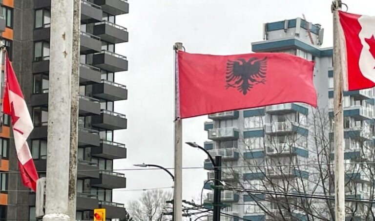 Ngritën flamurin kuqezi më 28 Nëntor, Serbia gjobit partinë shqiptare në Preshevë