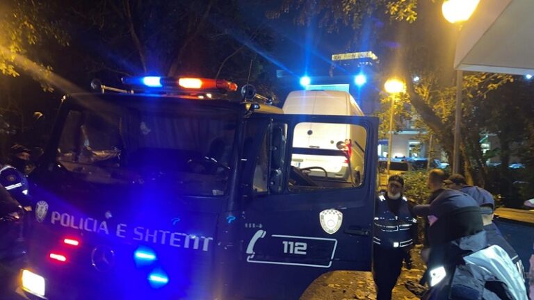 Mbi 40 persona të ndaluar në protestë, mbahen në një ambient 7 m2