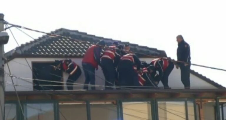 Përplasjet mes banorëve dhe policisë te 5 Maji. Një i ri lidhet me pranga mbi çatinë e banesës, shoqërohet nga FNSH-ja (Pamjet)