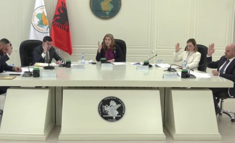 Hidhet shorti në KQZ, ja në cilat bashki do të ketë PD-ja dhe PS-ja anëtarin e shtatë të KZAZ