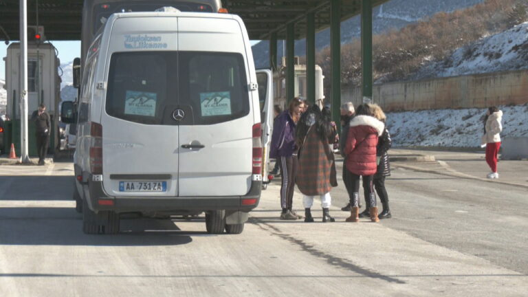 Kosova shtrëngon masat, shqiptarët kthehen nëse nuk kanë 3 doza vaksine apo test PCR