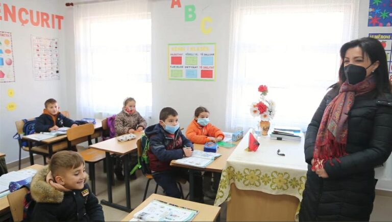 Ministrja Kushi viziton disa shkolla të Bulqizës e Dibrës: Mësimi zhvillohet normalisht pavarësisht kushteve dimërore