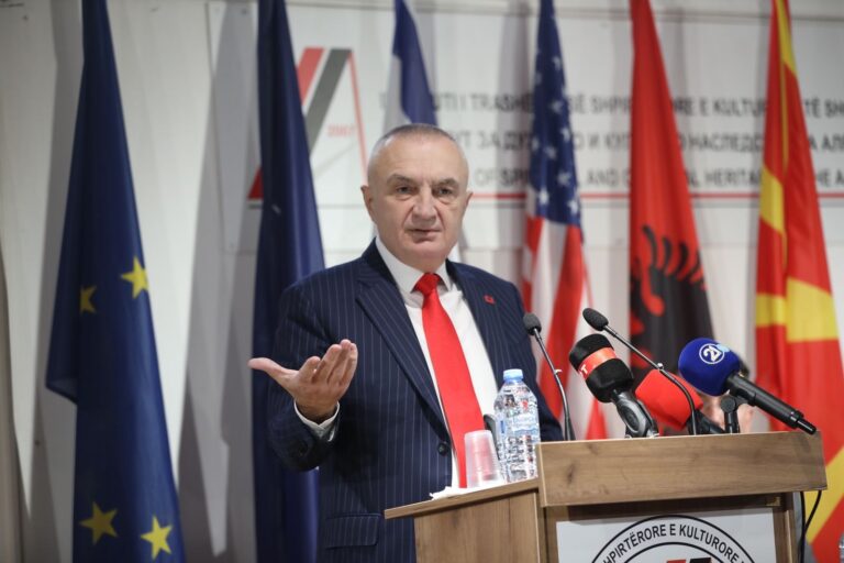 Presidenti Meta: Nuk është zgjidhje rivizatimi i kufijve