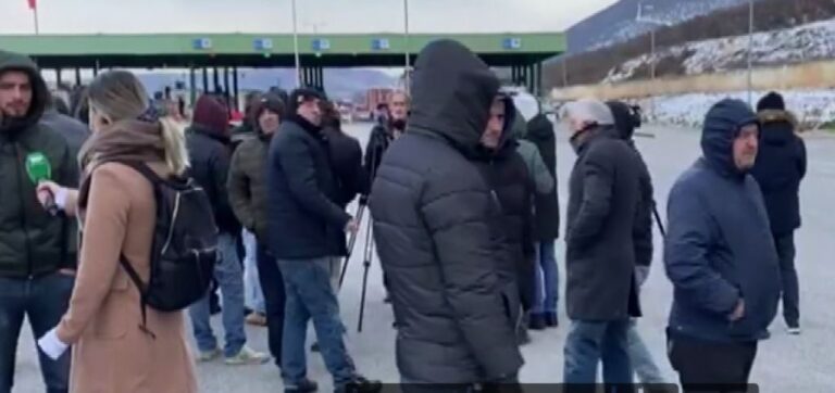 Protestë në Morinë kundër masave antiCovid për të hyrë në Kosovë. Qytetarët: Vendim i padrejtë!