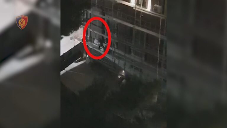 Tentoi të vidhte bashkinë e Durrësit, arrestohet 27-vjeçari. Policia nxjerr pamjet kur hajduti ngjitet përmes skelave