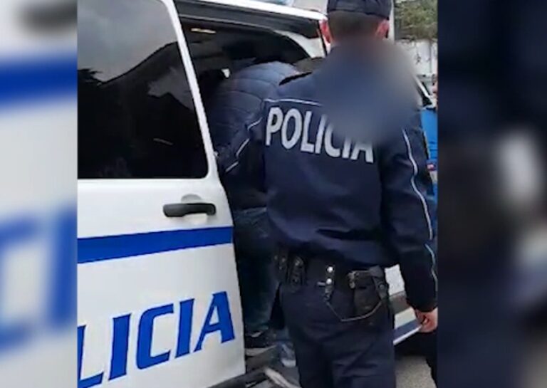 Vidhnin makina në Tiranë, arrestohen tre persona. Ja si i hapnin dyert e automjeteve