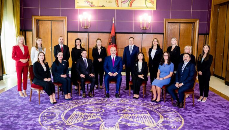 Rama mbledh kabinetin qeveritar, përcakton objektivat për Vitin e Ri