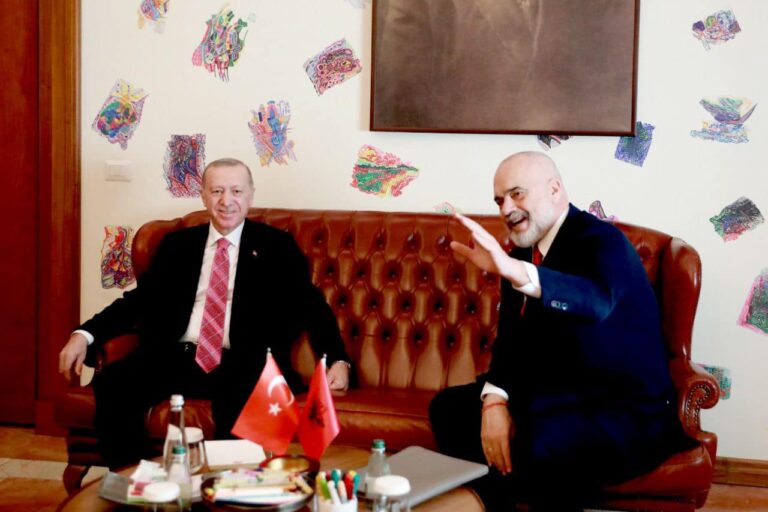 Edi Rama analizon vizitën e Erdogan në Shqipëri: Inatin që keni me mua, mos ia nxirrni Turqisë mike