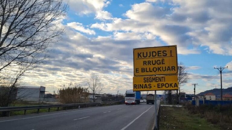 ARRSH: Për të shkuar në drejtim të aeroportit të Rinasit duhet të ndjekin “Rrugën e Vorës”