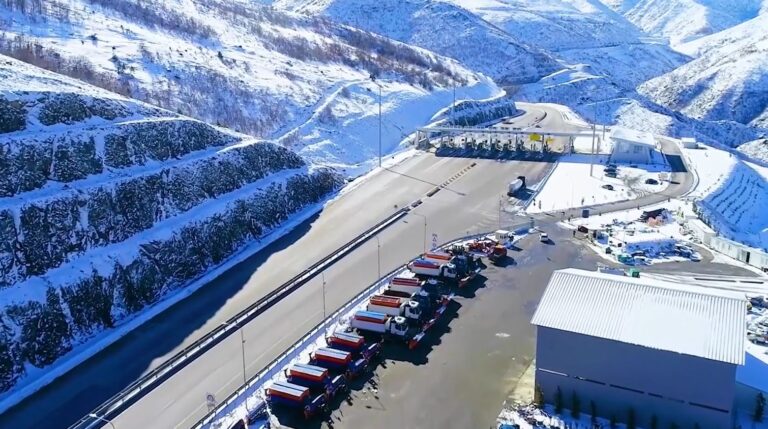 Kryeministri nxjerr pamjet nga Rruga e Kombit, tërësisht e pastruar nga dëbora (VIDEO)