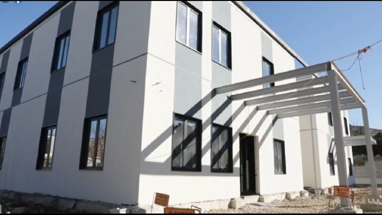 Ministrja e Shëndetësisë inspekton punimet në spitalin e Laçit: Do jetë gati pas 2 muajsh!