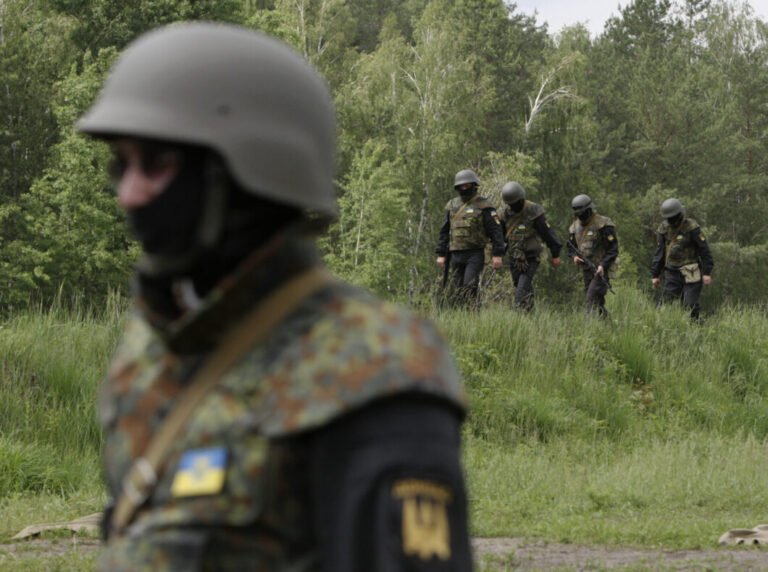 Kërcënimi i një lufte brenda orësh? Ukraina miraton me urgjencë projektligjin që armatos qytetarët