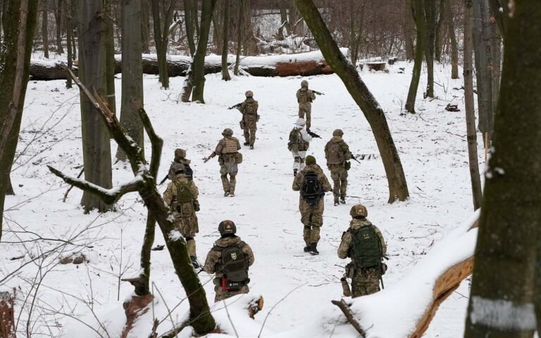 Rusia po tërheq ushtarët? NATO mosbesuese, Ukraina: Besoni atë që shihni