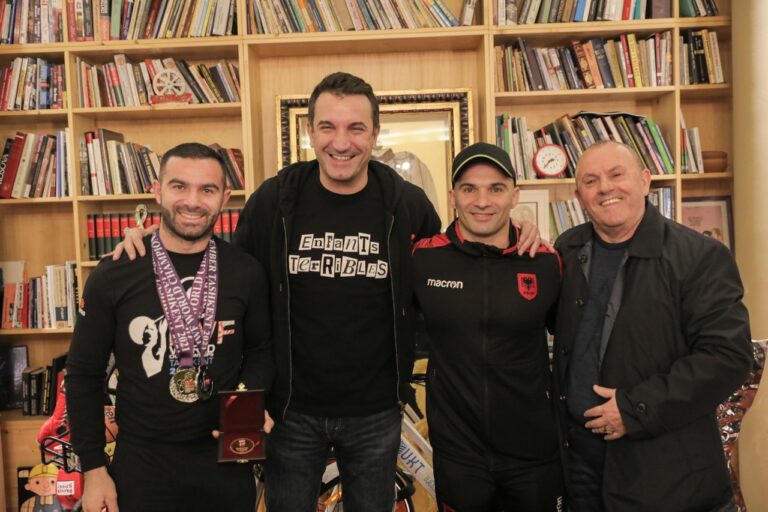 Erion Veliaj i dorëzon medaljen e mirënjohjes kampionit të botës në peshëngritje, Briken Çalja