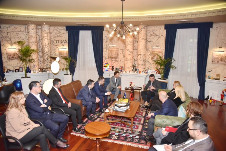 Erion Veliaj pret kryetarin e Komisionit të Ligjeve të Kuvendit të Kosovës: Tirana ka një hapësirë të veçantë për të rinjtë nga Kosova