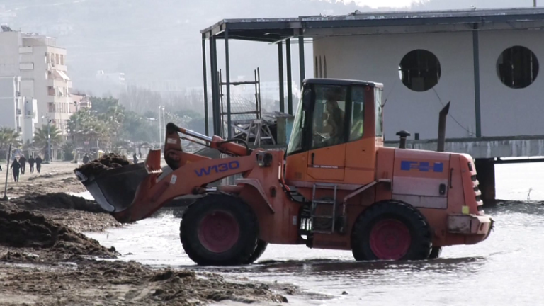 Durrësi nis pastrimin e bregdetit