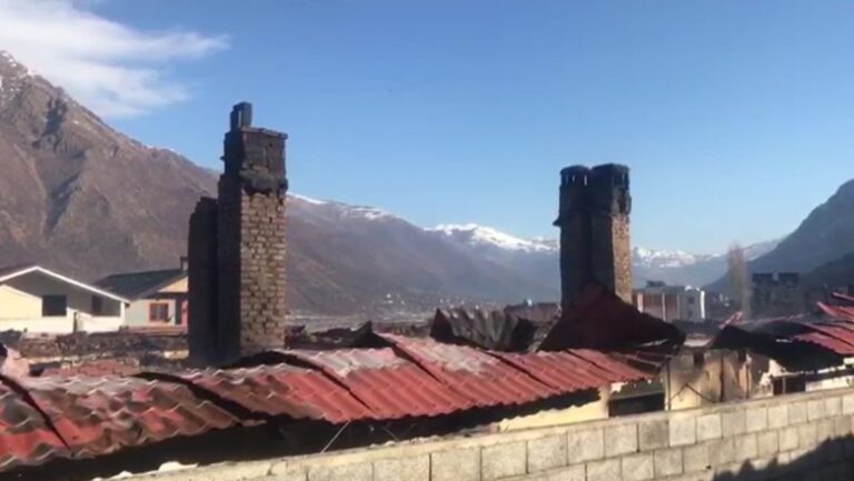 Shtëpia u dogj në mesnatë dhe 4 familje janë në rrugë, kryefamiljari: Njerëzit m’i nxorri jashtë fqinji