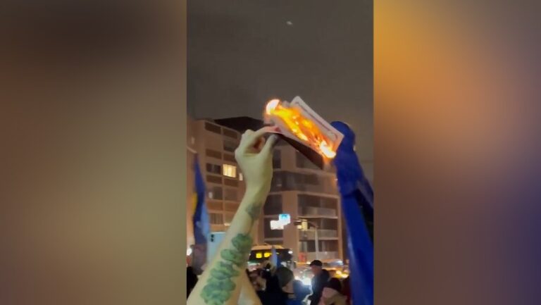 Protestë nga rusët në Izrael, djegin pasaportat e tyre