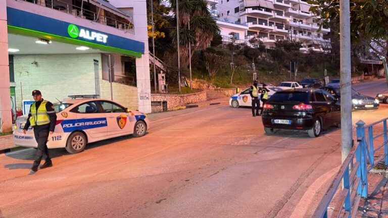 I riu bën manovra në rrugë dhe përplas policin, efektivët qëllojnë me armë