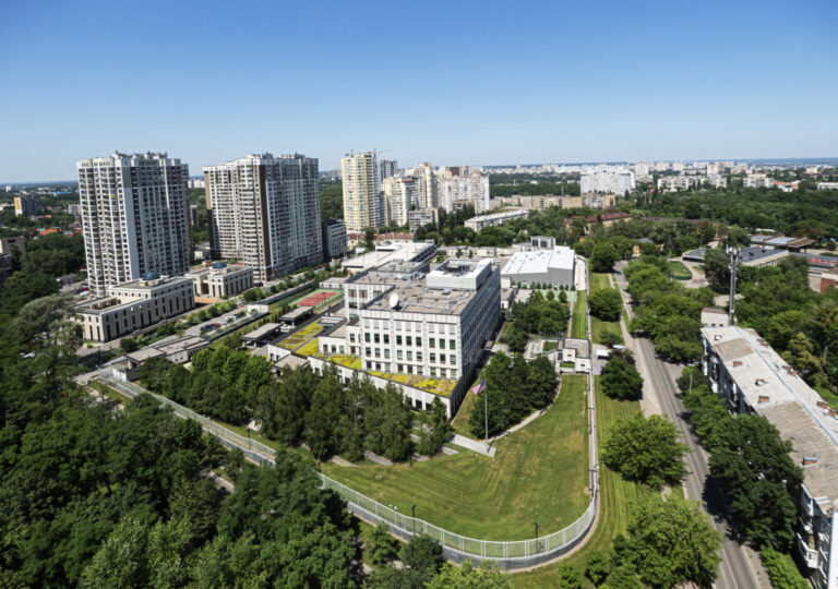 Shenjë lufte? SHBA mbyll ambasadën në Kiev