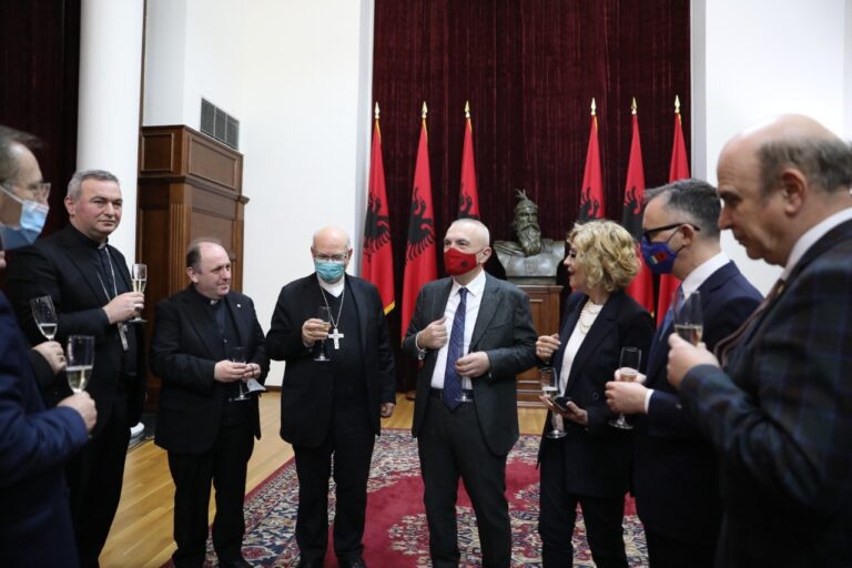 Presidenti Meta vlerëson me dekoratën ”Nënë Tereza”, organizatën e njohur bamirëse ”Caritas Italiana”