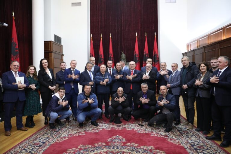 ”Kosova është gjaku ynë, që nuk falet kurrë”, Meta dekoron dëshmorët Selman dhe Besnik Lajçi me ”Nderi i Kombit”