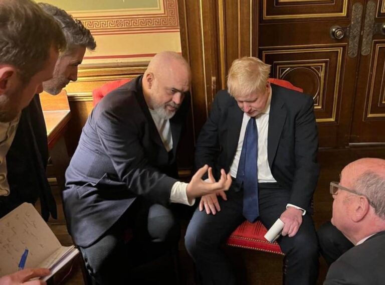 Rama pritet në një takim nga kryeministri Johnson