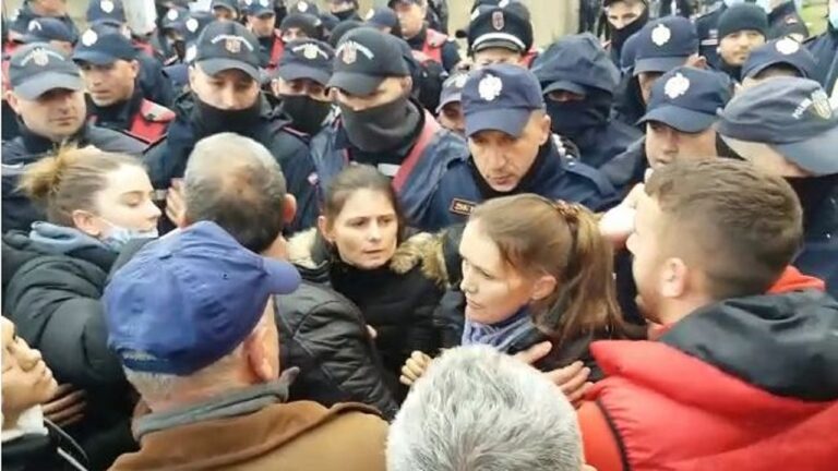 Banorët e “5 majit”, Laprakës dhe Paskuqanit protestë para Bashkisë: Shteti po na grabit