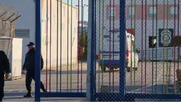 Nën masa të rrepta sigurie, Saimir Tahiri mbërrin në burgun e Fierit