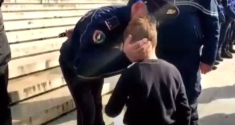 Moment prekës nga protesta te Kryeministria, polici puth në faqe fëmijën që do i shembet shtëpia