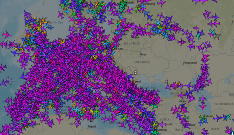 FOTOLAJM/ Zbrazet hapësira ajrore mbi Ukrainën, asnjë avion mbi të