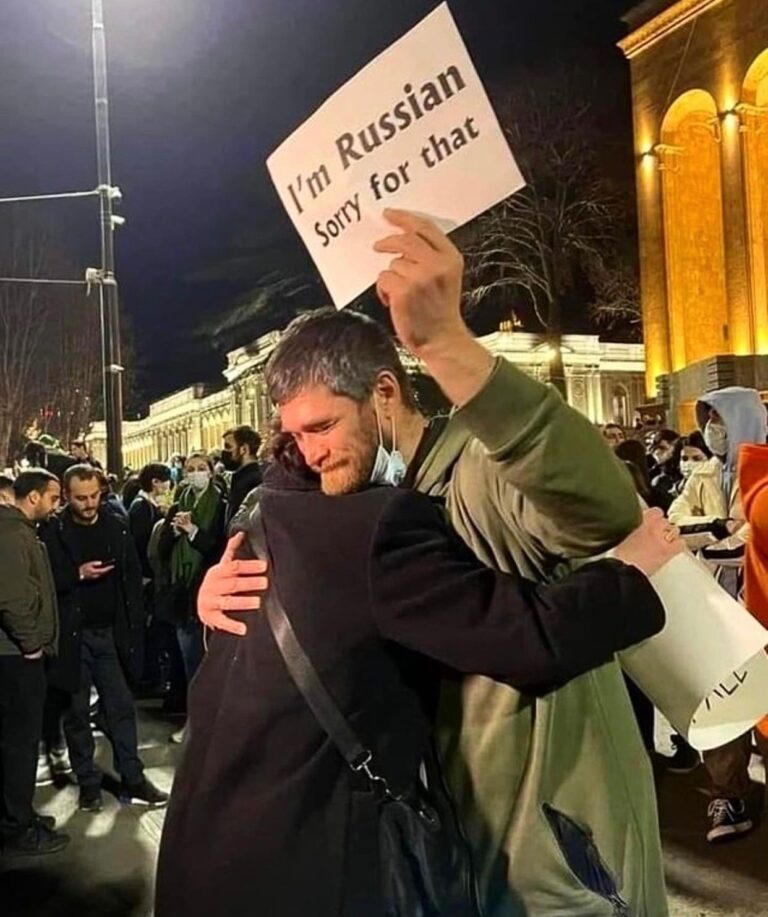 “Unë jam rus, më vjen keq për këtë”, fotoja që po bën xhiron e botës