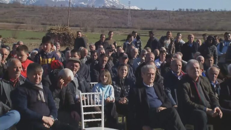 Berisha takim me banorët në Dibër: Basha arrë me vrimë, i ka rënë mbështetja te këmbët