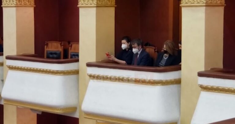 Kur flet Berisha në Kuvend, përfaqësuesit e SHBA-së janë krejt ”sy e veshë”