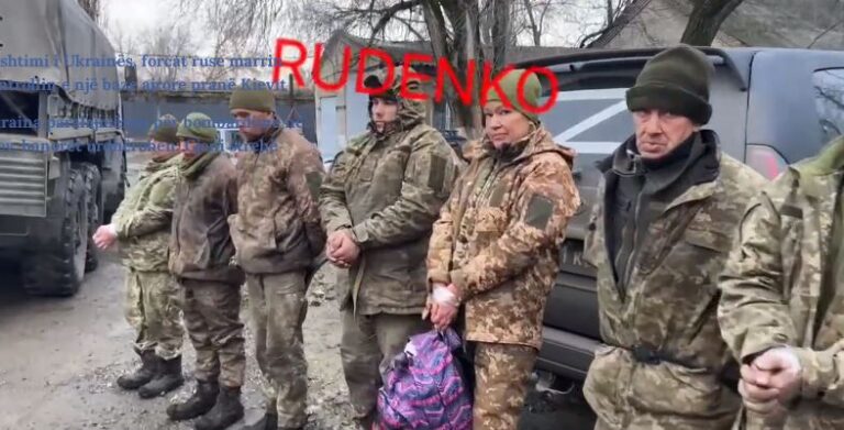 Rusia merr peng ushtarët ukrainas, ku edhe i turpëron (VIDEO)