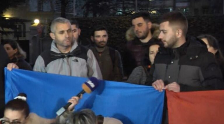 Protestë para ambasadës ruse në Tiranë: Ukrainasit nuk janë vetëm