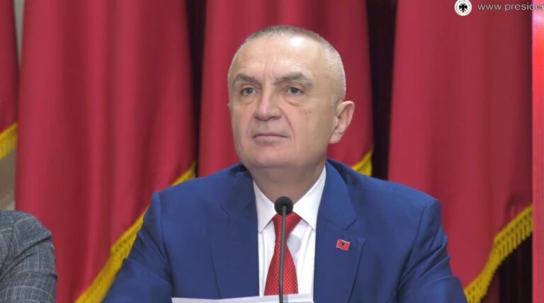”Mprihni sfurqet, kush prek votën i pritet dora”, Presidenti Meta: Influencim nga sulmet e PS
