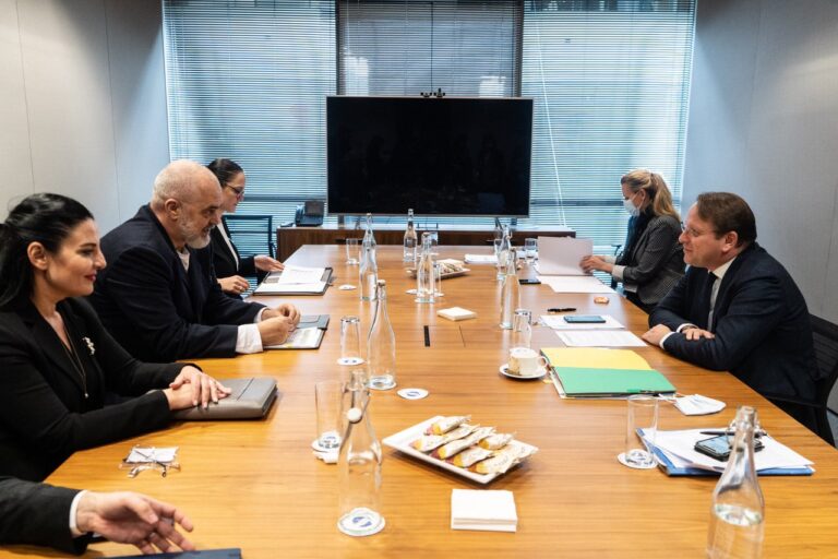 Komisioneri Oliver Varhelyi takon Ramën: Të hapen sa më shpejt negociatat e anëtarësimit të Shqipërisë në BE