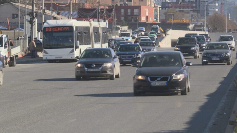 Shërbimi taksi dhe ai urban paralajmërojnë rritje të çmimit të biletave