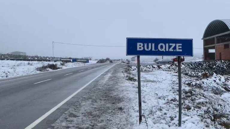 Bora mbulon vendin/ Rrugët në Llogara të kalueshme dhe pa zinxhirë, në Bulqizë ka probleme
