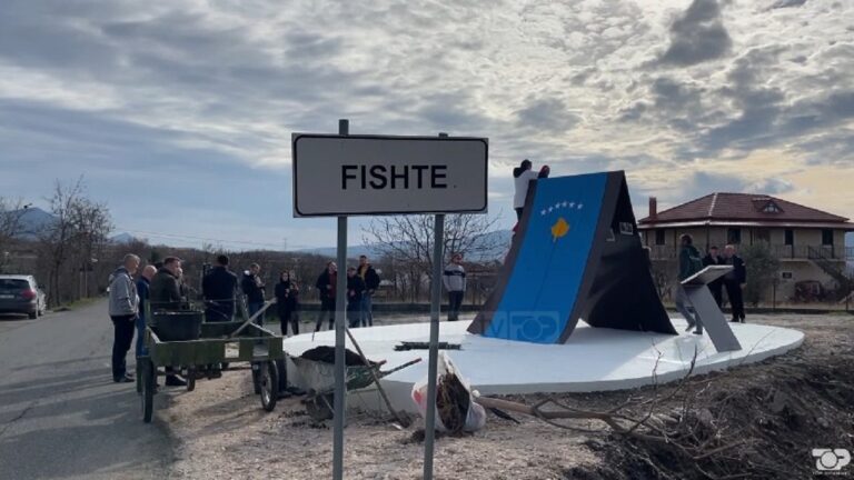 “Streha” në fshatin Fishtë, në përkujtim të 2000 kosovarëve të vendosur aty në 1999
