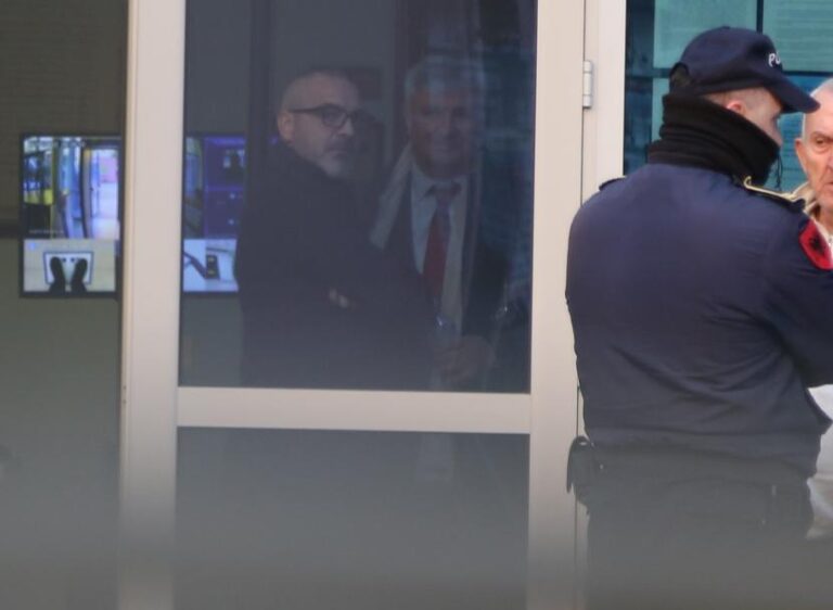 Saimir Tahiri me pranga në duar nga salla e gjyqit, dërgohet te ”313”