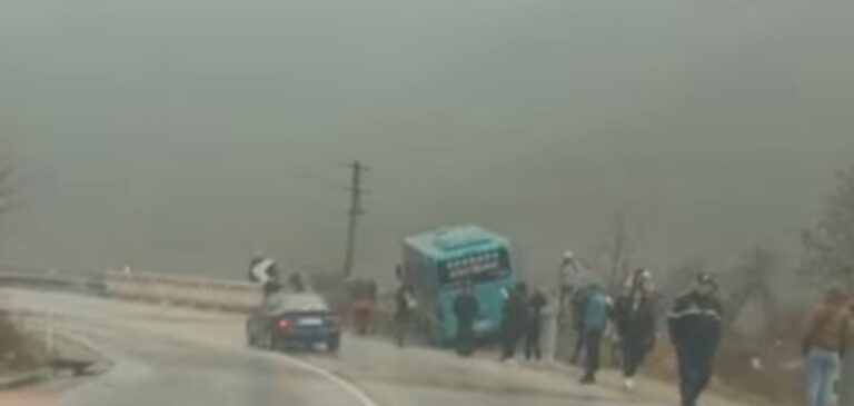 Shmanget tragjedia e dytë te “Kthesa e Murrashit” në Librazhd! Furgoni me pasagjerë del nga rruga dhe përplaset me barrierat