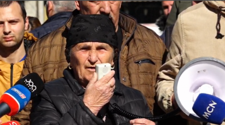 Nënë Liza në protestë para Bashkisë: Shtëpia, gruaja dhe arma, nuk lëshohen kurrë!