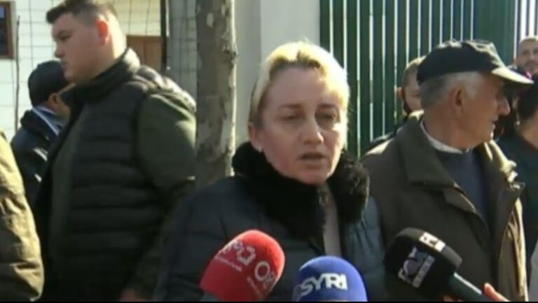 Banorët e Paskuqanit ngrihen në protestë për shembjen e shtëpive: Projekti i Unazës u ndryshua pas zgjedhjeve