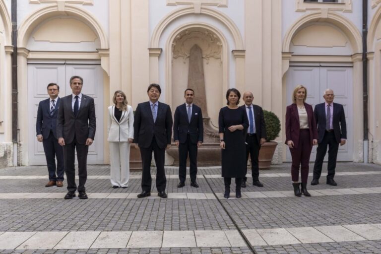 Ambasada e SHBA-së në Tiranë: Pasoja të rënda nëse Rusia pushton Ukrainën