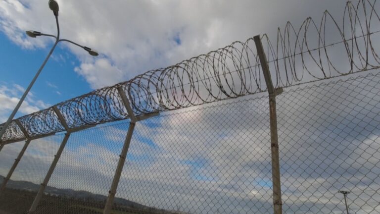 Drogë në burg, arrestohet polici