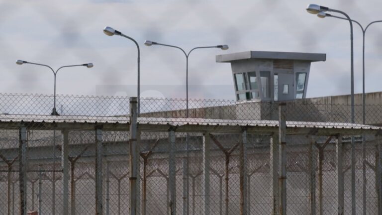 Tenton të vetëvritet, gardiani shpëton të burgosurit: Çarçafin po e bënte si…